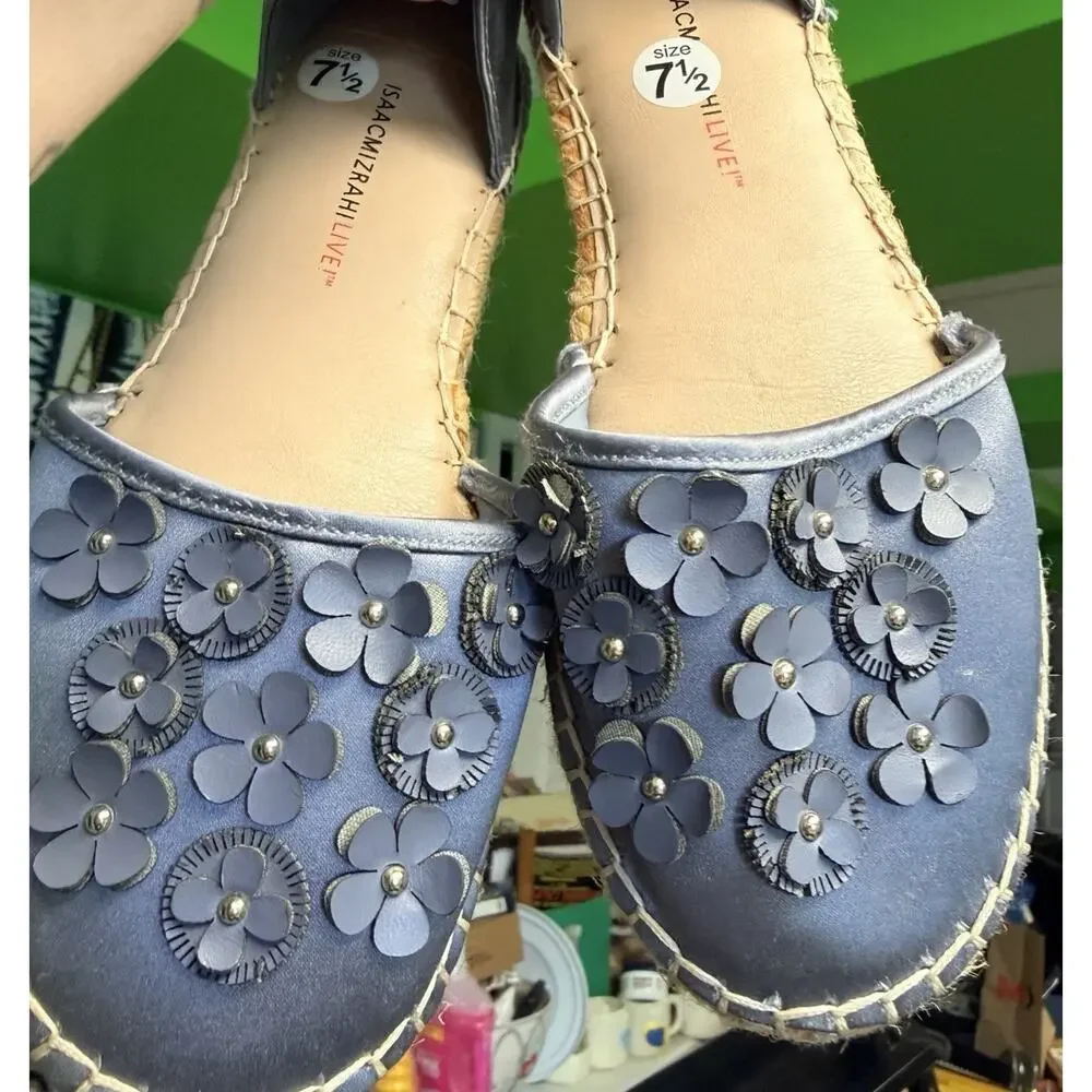 Isaac Mizrahi Blue Satin Floral 3D Floral Sandals 7.5 Boho Closed Toe 3/4” Flats